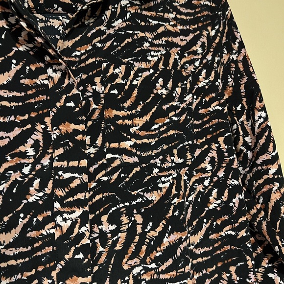Nine West Women's Button Down Blouse Black Tiger Stripes Size Medium NWT - Picture 2 of 8